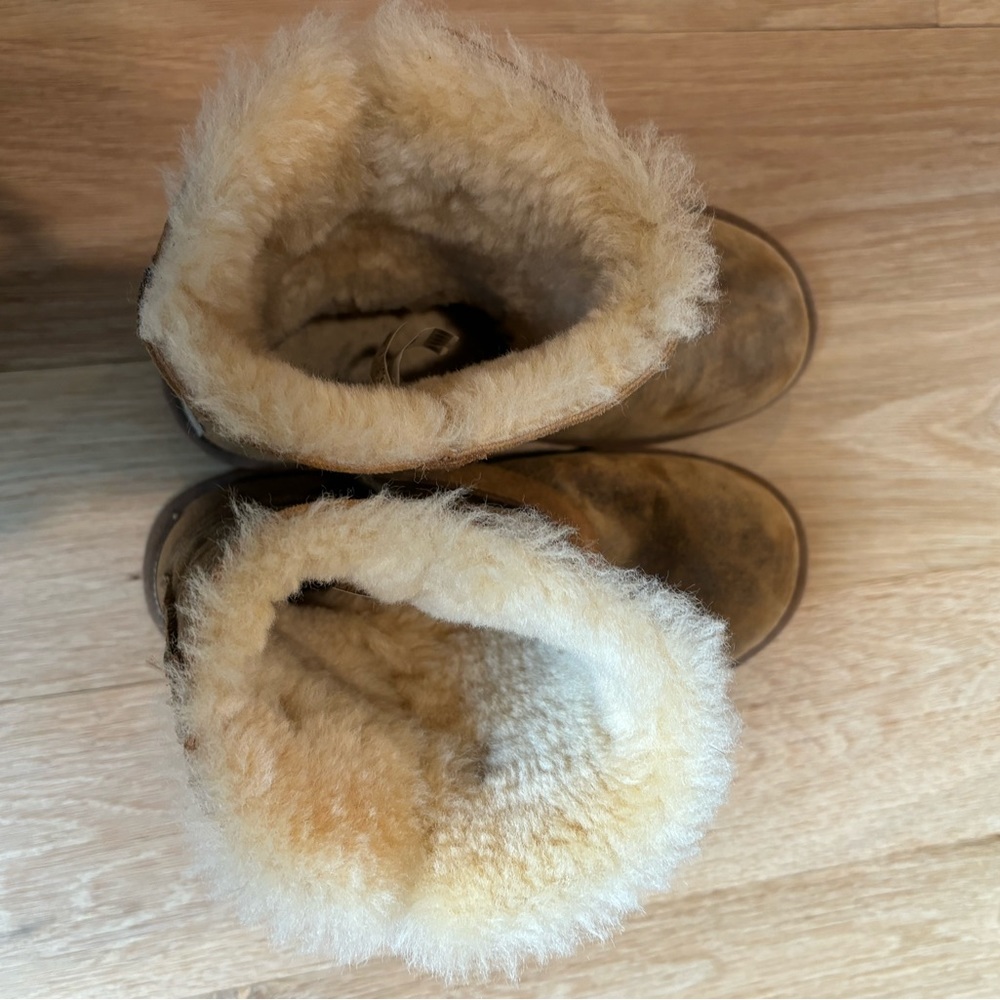 UGG Short Dylyn Boot - Picture 5 of 11